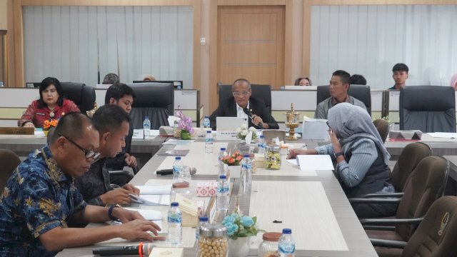 Komisi D DPRD Sulsel saat menggelar rapat kerja dengan Dinas Sumber Daya Air, Cipta Karya, dan Tata Ruang Sulsel, Kamis (13/11/2025). (Foto: Istimewa)