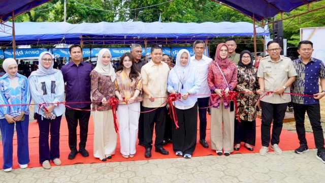 Ketua DPRD Sulsel, Andi Rachmatika Dewi dan Wakil Gubernur Sulsel, Fatmawati Rusdi saat menghadiri peluncuran 10 titik dapur bergizi yang digagas oleh Yasika Grup di Kelurahan Manurunge, Kecamatan Tanete Riattang, Kabupaten Bone, Jumat (14/11/2025). (Foto: Istimewa)