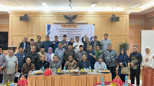 Jajaran pimpinan UIN Alauddin Makassar dan pengurus IKA UIN Alauddin Makassar berfoto bersama usai rapat persiapan pelaksanaan seminar internasional yang membahas perdamaian Gaza, Sabtu (15/11/2025). (Foto: Istimewa)