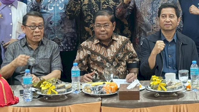 Ketua Umum BPP IKA UIN Alauddin Makassar, Idrus Marham (tengah) saat memaparkan dukungannya terhadap Presiden Prabowo Subianto sebagai pemimpin perdamaian dunia Islam di Makassar, Sabtu (15/11/2025). (Foto: Istimewa)