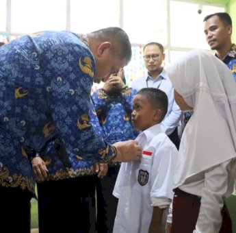 Seragam, Tas, hingga Tumbler Dibagikan Gratis: Pemkot Makassar Terus Perkuat Layanan Pendidikan