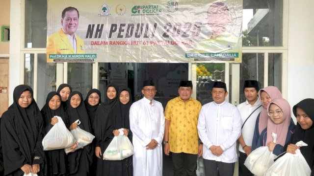 Anggota DPR RI Fraksi Golkar, Nurdin Halid saat menyalurkan bantuan sembako dan paket umrah untuk konstituennya di Dapil Sulsel II. (Foto: Istimewa)
