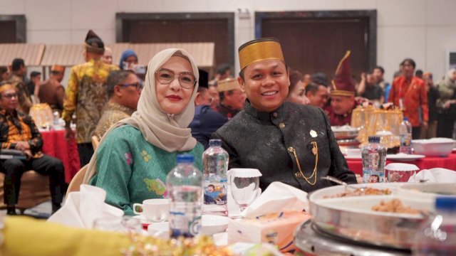 Ketua DPRD Sulsel, Andi Rachmatika Dewi (kiri) dan Wakil Ketua DPRD Sulsel, Yasir Mahmud saat menghadiri perayaan HUT ke-49 dan Mukernas KKSS yang digelar di Hotel Claro, Makassar, Sabtu (15/11/2025) malam. (Foto: Istimewa)