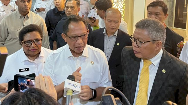 Anggota Komisi II DPR RI, Taufan Pawe (kanan) memastikan bahwa usulan pemekaran Kabupaten Bone Selatan menjadi salah satu dari 32 daerah yang diprioritaskan oleh pemerintah pusat. (Foto: Istimewa)