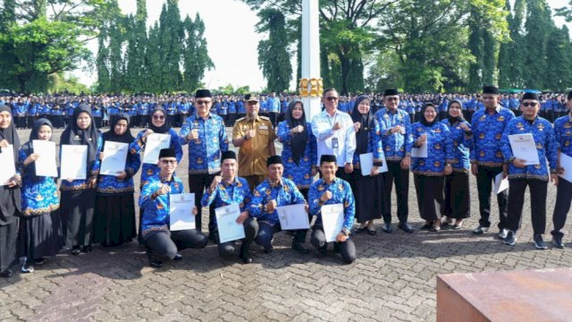 Sebanyak 4.047 PPPK Tahap 2 dan Paruh Waktu di lingkup Pemprov Sulawesi Selatan resmi dilantik oleh Gubernur Sulsel, Andi Sudirman Sulaiman di Lapangan Kantor Gubernur Sulsel, Senin (17/11/2025). (Foto: Istimewa)