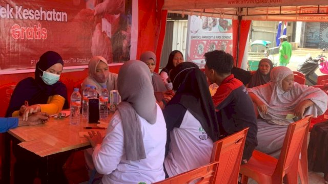 Alfamidi Cabang Makassar bekerja sama dengan Puskesmas Tanru Tedong, Kabupaten Sidrap, menggelar cek kesehatan gratis di Alfamidi Tanru Tedong, Sidrap, Jumat (8/8/2025). (Foto: Istimewa)