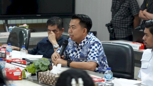 Anggota Komisi B DPRD Sulsel, Heriwawan dalam rapat kerja dengan OPD mitra di kantor sementara DPRD Sulsel, Kantor Dinas Bina Marga dan Bina Konstruksi Sulsel, Jalan AP Pettarani, Makassar, Rabu (19/11/2025). (Foto: Istimewa)
