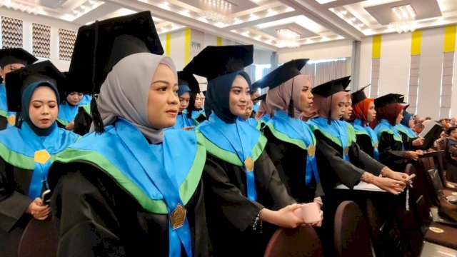 STIE Indonesia Makassar mengukuhkan 110 wisudawan unggul melalui Rapat Senat Terbuka Wisuda Sarjana ke-38 yang dirangkaikan dengan Dies Natalis ke-49 tahun 2025 di Hotel MaxOne, Makassar, Rabu (19/11/2025). (Foto: Istimewa)
