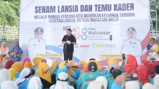 Wali Kota Makassar, Munafri Arifuddin saat membuka kegiatan senam massal bersama ribuan lansia di Lapangan Karebosi, Makassar, Jumat (21/11/2025). (Foto: Istimewa)