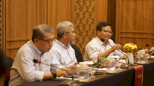 Guru Besar Investasi dan Keuangan Islam, Fakultas Ekonomi dan Bisnis, Universitas Airlangga, Prof Imron Mawardi (kanan), saat menyampaikan materi Perkembangan Ekonomi dan Keuangan Syariah Indonesia di Tingkat Global, dalam Media Gathering OJK Sulselbar, di The Alana Hotel, Malang, kemarin. (Dok. Istimewa)