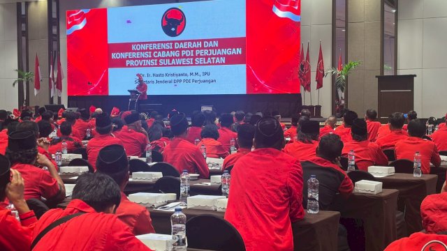 Sekjen DPP PDIP, Hasto Kristiyanto saat membuka Konferda dan Konfercab DPD PDIP Sulawesi Selatan di Hotel Claro, Jalan AP Pettarani, Makassar, Senin (24/11/2025). (Foto: Istimewa)