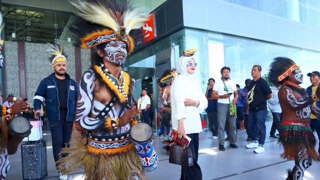 Ketua Caretaker BPD HIPMI Papua Tengah bersama rombongan resmi tiba di Nabire, Douw-Aturure, Senin (24/11/2025). (Foto: Istimewa)