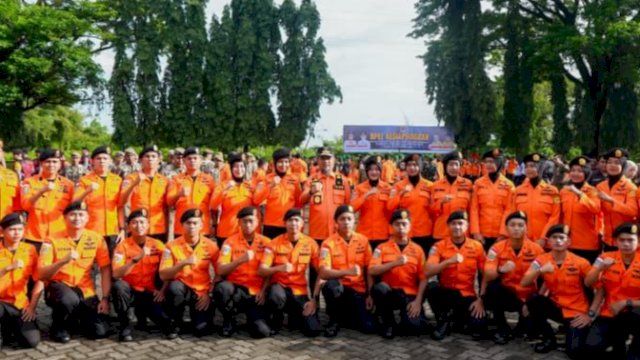 Gubernur Sulsel, Andi Sudirman Sulaiman saat memimpin Apel Kesiapsiagaan Menghadapi Potensi Bencana Hidrometeorologi sekaligus pemeriksaan peralatan SAR di Halaman Kantor Gubernur Sulsel, Senin (24/11/2025). (Foto: Istimewa)