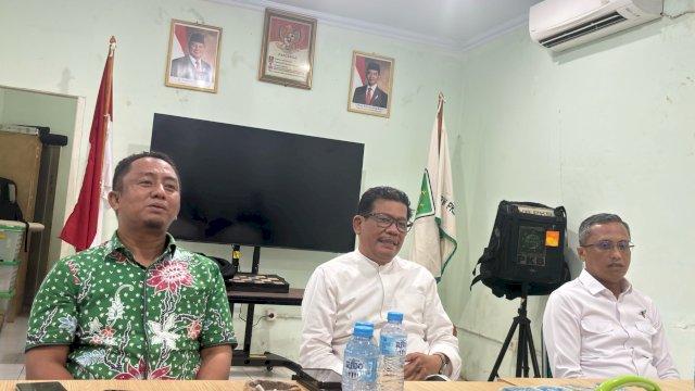 Pengurus DPW PKB Sulsel saat memberikan keterangan pers terkait pelaksanaan Muswil ke-6 dalam sesi jumpa pers di Kantor DPW PKB Sulsel di Makassar, Jumat (28/11/2025). (Foto: Istimewa)