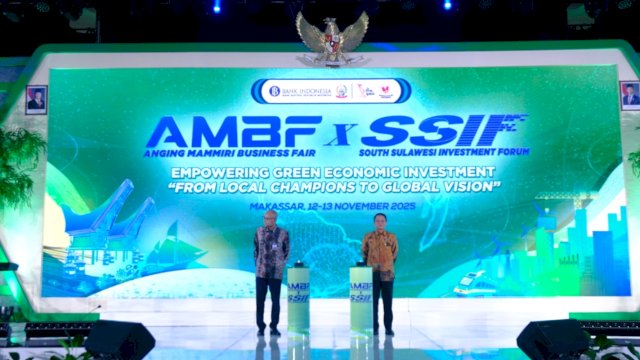 Kepala BI Sulawesi Selatan, Rizki Ernadi Wimanda (kiri) bersama Asisten Bidang Perekonomian dan Pembangunan Sekretaris Daerah Provinsi Sulawesi Selatan Andi Darmawan Bintang, di sela-sela Opening Ceremony AMBF X SSIF 2025 bertajuk "Empowering Green Economic Investment - From Local Champions To Global Vision", di Sandeq Ballroom, Claro Hotel Makassar, Rabu, (12/11/2025). (Dok. Humas BI Sulsel)