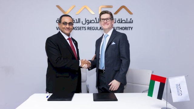 Kiri ke Kanan: Kepala Eksekutif IAKD, Otoritas Jasa Keuangan Hasan Fawzi dan Chief Executive Officer VARA Matthew White berfoto bersama usai melakukan penandatanganan kerjasama dalam memperkuat pengawasan aset digital. (Dok. Otoritas Jasa Keuangan) 