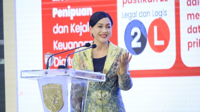 Kepala Eksekutif Pengawas Perilaku Pelaku Usaha Jasa Keuangan, Edukasi, dan Pelindungan Konsumen, OJK Friderica Widyasari Dewi, di sela-sela menghadiri Edukasi Keuangan bagi jajaran Prajurit TNI Kodam XII/Tanjungpura beserta Pengurus Persit Kartika Chandra Kirana, di Aula Sudirman, Makodam XII/Tanjungpura, Kalimantan Barat, kemarin. (Dok. Otoritas Jasa Keuangan) 