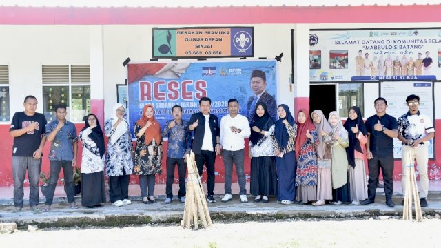 Anggota DPRD Sulsel, Heriwawan saat melaksanakan kegiatan reses di SD Negeri 37 Bua yang terletak di Desa Bua, Kecamatan Tellu Limpoe, Kabupaten Sinjai, Jumat (31/10/2025). (Foto: Istimewa)