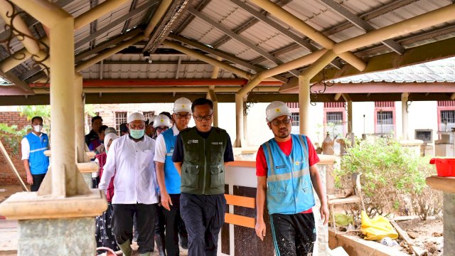 Chief Operating Officer (COO) Badan Pengelola Investasi Daya Anagata Nusantara (Danantara), Dony Oskaria (kedua dari kanan), didampingi Direktur Utama PLN, Darmawan Prasodjo (kedua dari kiri) turun langsung memastikan pemulihan fasilitas kesehatan dan layanan medis di RSUD Muda Sedia Aceh Tamiang, pada Jumat (19/12), berjalan cepat dan aman. (Dok. PLN)