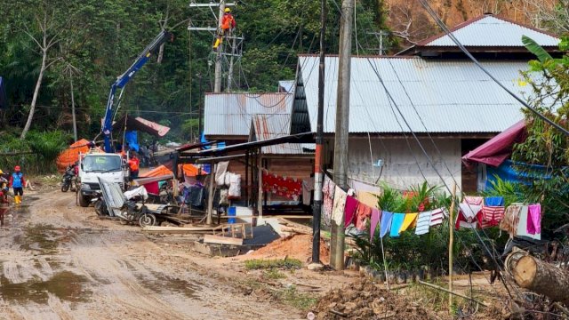 Petugas PLN sedang memperbaiki konstruksi jaringan listrik di Desa Lubuk Sibuk, Kuala Simpang, Aceh Tamiang. Jaringan listrik ini merupakan salah satu yang terdampak oleh banjir dan tanah longsor yang sempat melanda wilayah tersebut. (Dok. PLN)