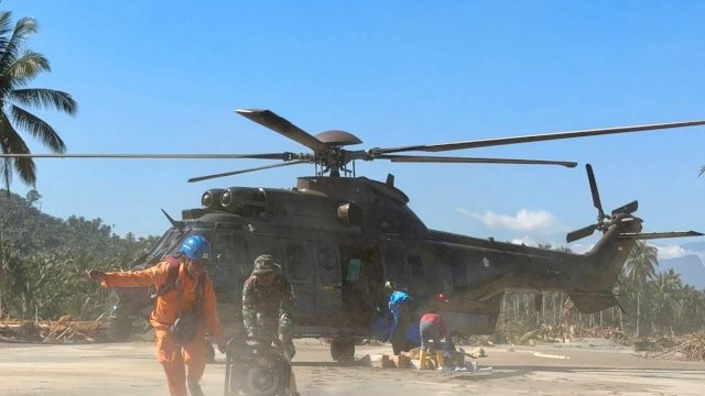 Petugas PLN bersama Personel TNI melakukan pendistribusian material tower, genset, dan bantuan di wilayah Bireuen, Aceh menggunakan helikopter, Minggu (30/11). Saat ini, PLN terus berkolaborasi dengan seluruh pihak untuk mendorong percepatan recovery kelistrikan pascabencana di Aceh. (Dok. Humas PLN)