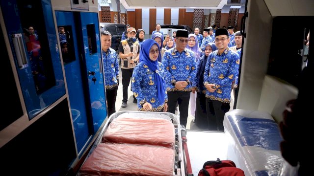 Bupati Gowa, Sitti Husniah Talenrang di sela-sela melihat kondisi ambulans dalam program Si Jempol Mantap yang diluncurkan usai menghadiri Peringatan Hari Ulang Tahun Korps Pegawai Republik Indonesia (KORPRI) Ke-54, di Lapangan Upacara Kantor Bupati Gowa, Senin (01/12/2025). (Dok. Humas Gowa) 