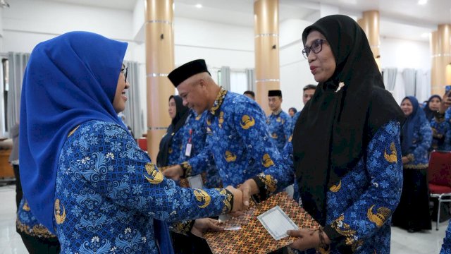 Bupati Gowa, Sitti Husniah Talenrang saat menyerahkan SK penugasan kepada kepala sekolah lingkup Pemkab Gowa, di Baruga Karaeng Galesong, Kantor Bupati Gowa, kemarin. (Dok. Humas Gowa) 