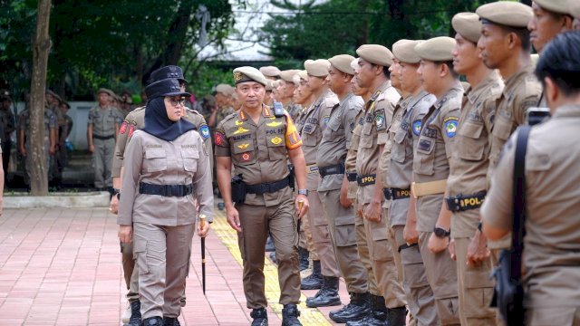 Bupati Gowa, Sitti Husniah Talenrang saat mengikuti Apel Besar dan Gelar Pasukan Satpol PP dan Sat Linmas, di Lapangan Upacara Kantor Bupati Gowa, kemarin. (Dok. Humas Gowa)