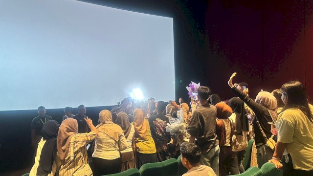 Suasana nonton gala premier Film Mertua Ngeri Kali, di Studio 3, Bioskop XXI Nipah Park Makassar, kemarin. (Dok. Istimewa) 