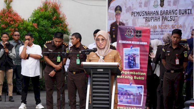 Bupati Gowa, Sitti Husniah Talenrang saat menghadiri Pemusnahan Barang Bukit Perkasa Uang Rupiah Palsu, di Halaman Kantor Kejari Gowa, kemarin. (Dok. Humas Gowa) 