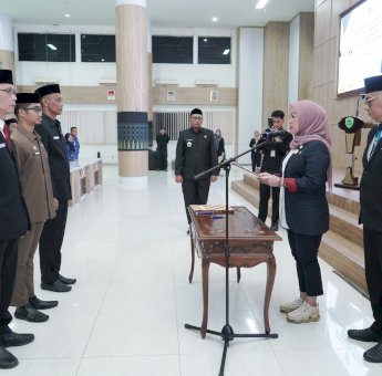 Bupati Barru Lantik Kadis Dukcapil dan Sejumlah Pejabat Struktural, Tegaskan Penguatan Layanan Publik
