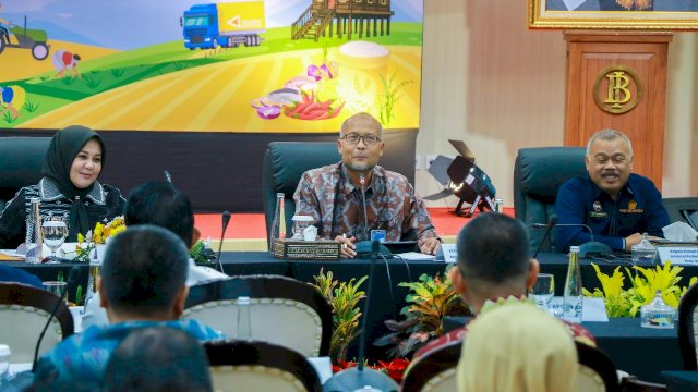 Kepala Perwakilan BI Sulsel, Rizki Ernadi Wimanda (tengah) dan Wakil Gubernur Sulsel, Fatmawati Rusdi (kiri) saat menghadiri High-Level Meeting (HLM) di Kantor Perwakilan BI Provinsi Sulawesi Selatan, Rabu (3/12/2025). (Foto: Istimewa)