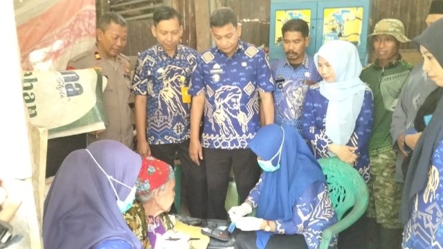 Petugas di Puskesmas Pacellekang saat memberikan layanan kesehatan gartis kepada warga. Dalam memberikan layanan kesehatan merata ke masyarakat, Puskesmas Pacellekang menghadirkan layanan Kusapa Hati Damai Mobile. (Dok. Puskesmas Pacellekang) 