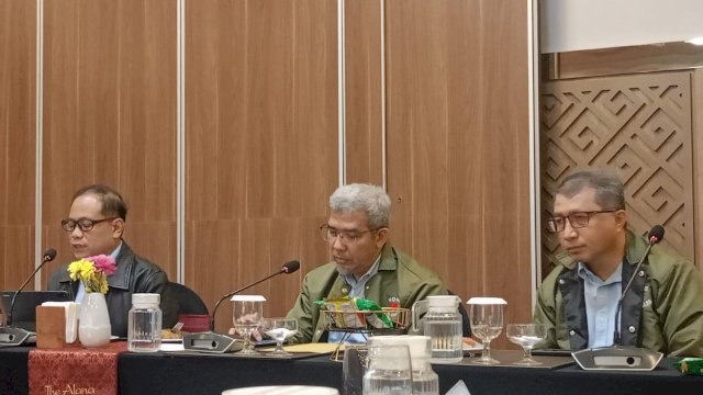 Kepala OJK Sulselbar, Moch Muchlasin (kiri) saat memaparkan perkembangan sektor jasa keuangan di Sulawesi Selatan, di sela-sela Media Gathering OJK Sulselbar, di The Alana Hotel, Malang, kemarin. (Dok. Chaerani/Republiknews.co.id)