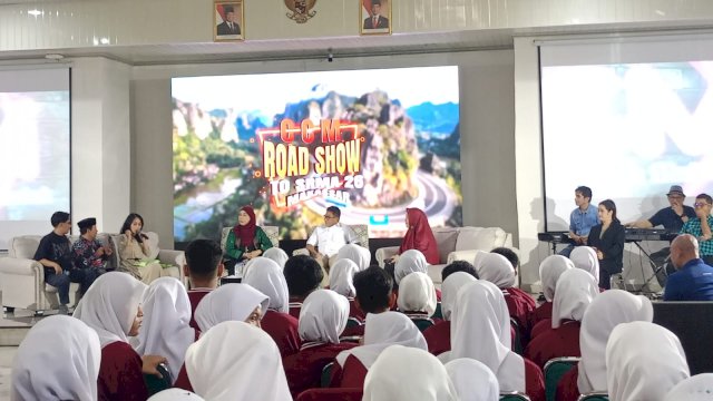 Direktur Utama TVRI, Imam Brotoseno (tengah kemeja putih) saat mengunjungi SRMA 26 Makassar, Sabtu, (06/12/2025). Dalam kunjungannya pihaknya memperkenalkan ilmu broadcasting dan industri kreatif. (Dok. Chaerani/Republiknews.co.id) 