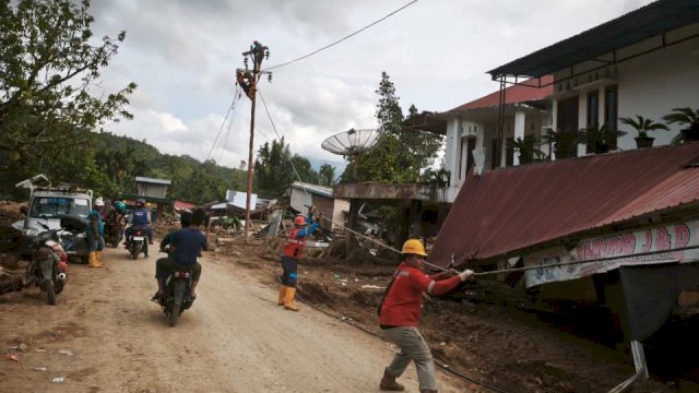 Petugas PLN saat berupaya memulihkan sistem kelistrikan Sumatra Barat pascabencana banjir dan tanah longsor yang terjadi akhir November lalu. (Dok. Humas PLN) 