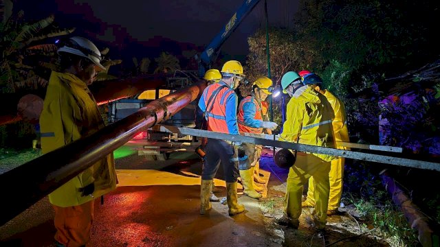 Petugas PLN berjibaku di lokasi terdampak, bekerja all out menembus medan sulit dan cuaca ekstrem untuk memulihkan pasokan listrik Sibolga, Sumatera Utara. (Dok. Humas PLN) 