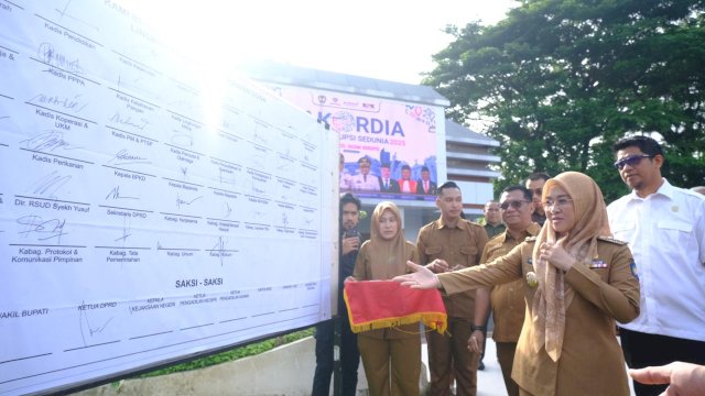 Bupati Gowa, Sitti Husniah Talenrang saat memimpin pencanangan zona integritas menuju WBBM dalam rangka Hari Anti Korupsi Sedunia, di Halaman Upacara Kantor Bupati Gowa, Senin, (08/12/2025). (Dok. Humas Gowa) 