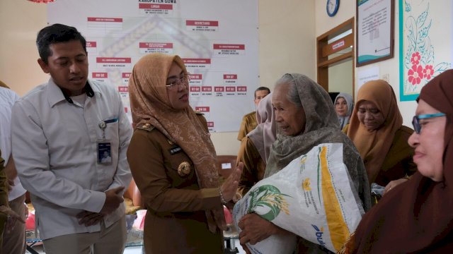 Bupati Gowa, Sitti Husniah Talenrang saat menyalurkan BPNT program pemerintah pusat kepada warga di Kelurahan Katangka, Somba Opu, kemarin. (Dok. Humas Gowa) 