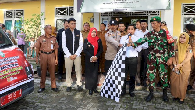 Ket: Wali Kota Parepare, Tasming Hamid lepas Tim Pasar Murah Natal dan Tahun Baru