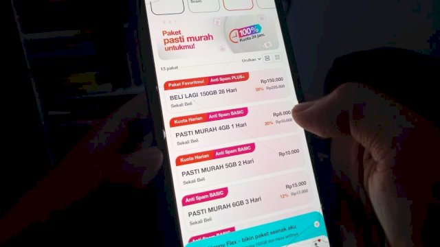 Pelanggan Tri, Syawal saat melihat berbagai paket internet yang ditawarkan melalui aplikasi Bima+. (Dok. Chaerani/Republiknews.co.id) 