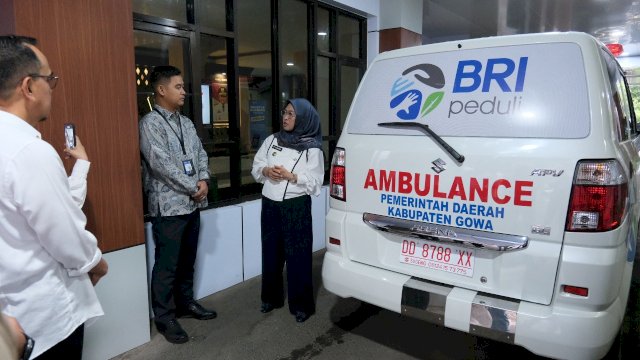 Bupati Gowa Sitti Husniah Talenrang saat menerima bantuan ambulans dari BRI Peduli, di Kantor Bupati Gowa, Rabu, (10/12/2025). (Dok. Humas Gowa)