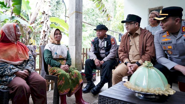 Wakil Bupati Gowa, Darmawangsyah Muin saat menerima warga saat kembali dengan selamat usai tersesat di Kawasan Hutan Pinus Marenne, Lingkungan Rappodaeng, Kelurahan Sapaya, Kecamatan Bungaya, kemarin. (Dok. Humas Gowa)