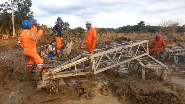 Di tengah medan yang berlumpur, petugas PLN melakukan perakitan tower darurat di jalur transmisi Langsa-Pangkalan Brandan. (Dok. Humas PLN UIP Sulawesi) 