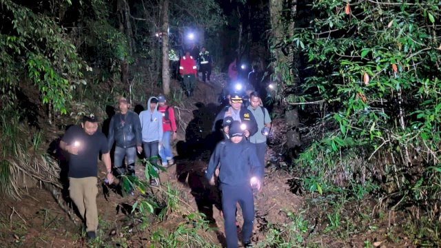 Wabup Gowa Darmawangsyah Muin bersama tim gabungan saat melakukan inspeksi mendadak di kawasan hutan lindung, di Desa Erelembang, Kecamatan Tombolo Pao, kemarin. (Dok. Humas Gowa) 