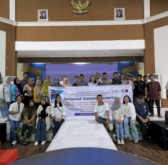 Poltekpar Makassar Latih Pengelola Wisata Pantai Layar Putih Secara Profesional