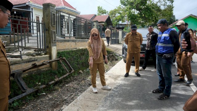 Bupati Gowa, Sitti Husniah Talenrang di sela-sela meninjau kondisi jalan dan hasil pengerjaan jalan di Kecamatan Biringbulu, kemarin. (Dok. Humas Gowa) 