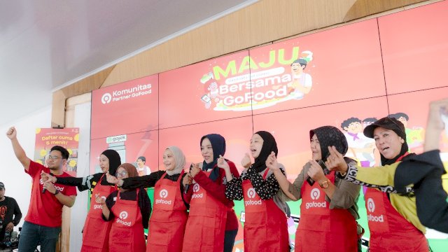Gagas program Maju Bersama GoFood, Gojek berkolaborasi dengan TDA dan Pemkot Makassar dorong pelaku UMKM kuliner makin naik kelas lewat digitalisasi. (Dok. Gojek)