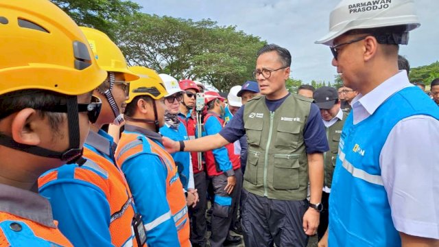 COO Danantara sekaligus Kepala BP BUMN, Dony Oskaria (kedua dari kanan) didampingi Direktur Utama PLN, Darmawan Prasodjo (kanan) menyapa dan memberikan semangat kepada relawan PLN yang turun membantu membantu masyarakat terdampak bencana setelah Apel Pelepasan Relawan BUMN Peduli pada Jumat (19/12) di Kualanamu, Deli Serdang, Sumatera Utara. (Dok. PLN)