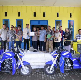 Bupati Barru Serahkan Dua Motor Pengangkut Sampah Bantuan CSR BRI